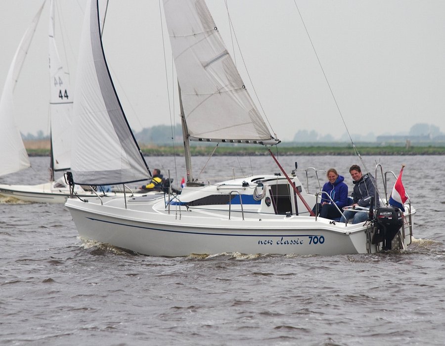 new-classic-zeilboot-huren-sneekermeer