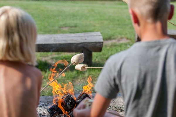 kinderen-kampvuur-camping-jachthaven 