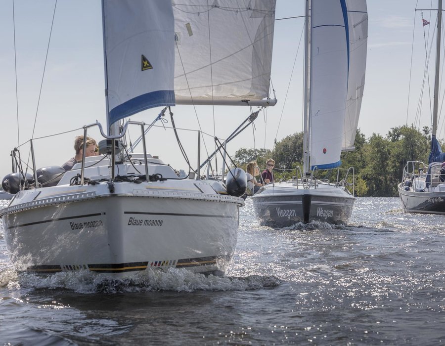 zeilboot-verhuur-Feeling-voorkant.jpg