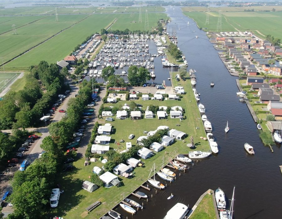 Der Campingplatz in Friesland, direkt am Wasser